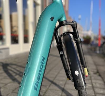 Celeste-metallic-bianchi-elektrische-fiets