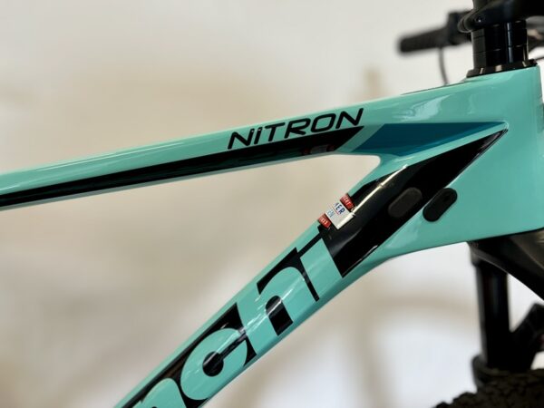 Bianchi-nitron-celeste